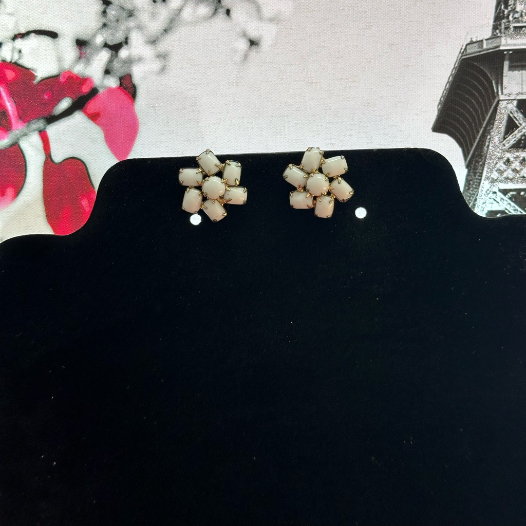 White Stone Pressure Earrings 8$